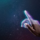 Mano tocando una interfaz digital en un entorno galáctico para ilustrar el engagement digital interactivo