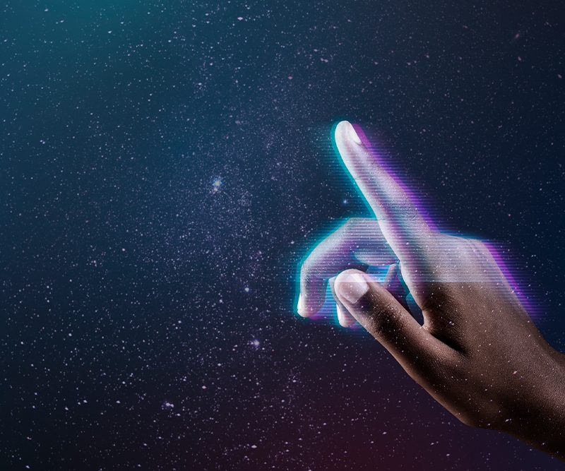 Mano tocando una interfaz digital en un entorno galáctico para ilustrar el engagement digital interactivo