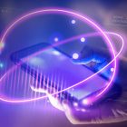 Mano sosteniendo smartphone con elementos digitales futuristas y líneas de conexión, simbolizando la interactividad de las publicaciones digitales.