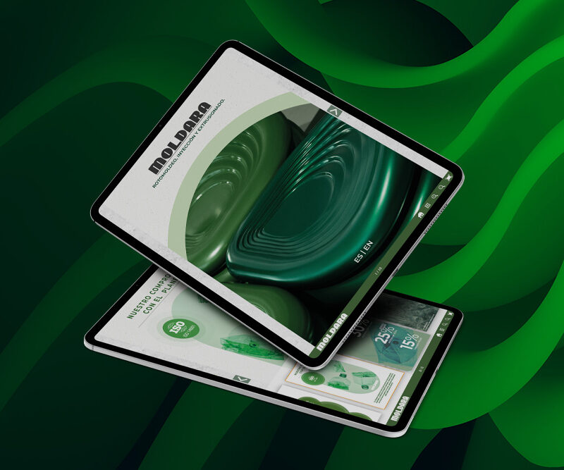 Publicaciones digitales para empresas industriales — ejemplo visual con tablets mostrando contenido técnico interactivo de Moldara.